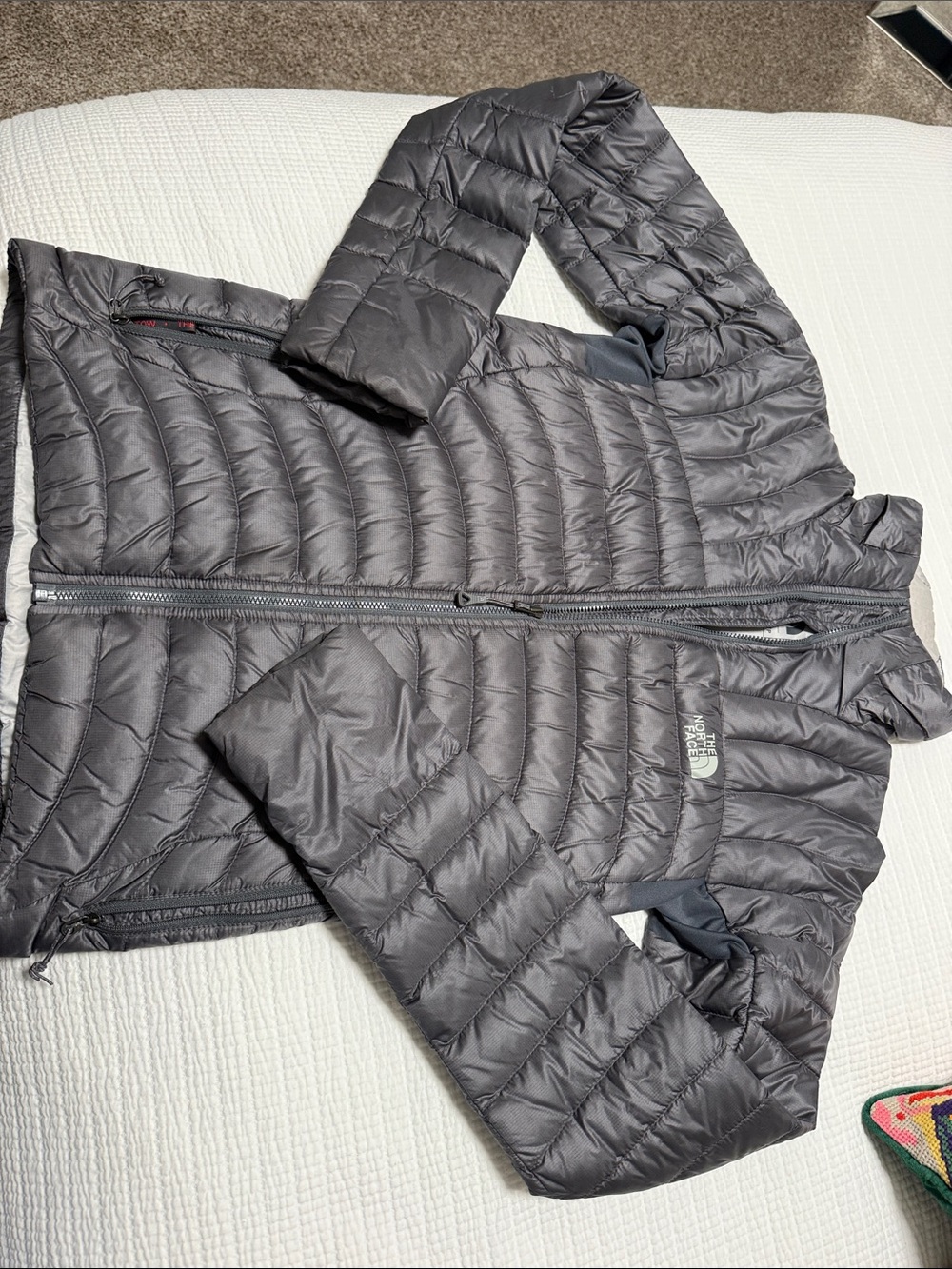 The North Face Women's Grey Quilted Hooded Puffer Jacket